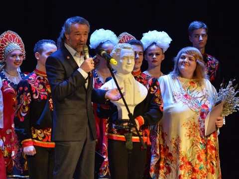 Губернатор Амурской области подарил ансамблю "Ровесники" портрет основателя коллектива